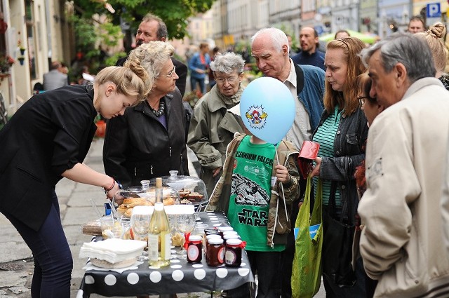 Niedziela na ulicy Żydowskiej w Poznaniu upłynęła na świętowaniu. Obchody święta ulicy związane były z 65 rocznicą ustanowienia państwa Izrael.