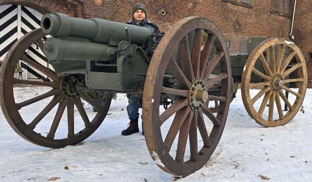 Haubica 8,7 cm projektu Henricha Erharda, którą chwali się teraz Muzeum Obrony Wybrzeża - Fort Gerharda, przebyła zaskakującą drogę, aby tu trafić.