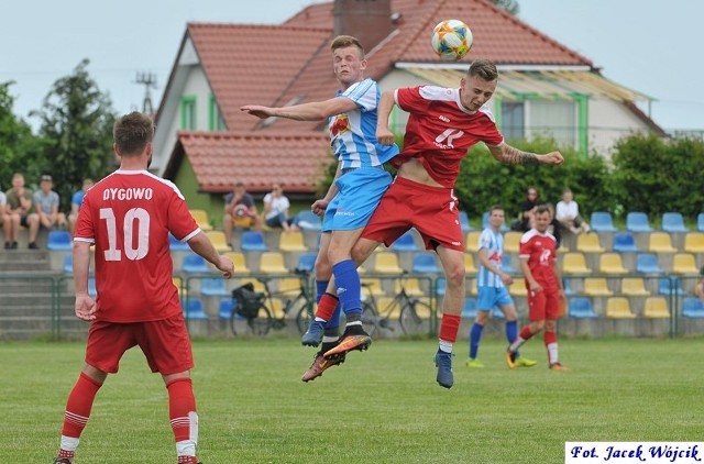 Ciekawe spotkanie na koniec sezonu w Dygowie. Miejscowi kibice mogli być niezadowoleni tylko z wyniku. Rasel przegrał pierwszy raz na wiosnę u siebie.Zobacz także Kotwica Kołobrzeg - Gwardia Koszalin