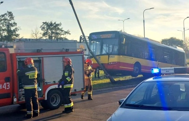 Na ulicy Wilanowskiej we Wrocławiu autobus MPK uderzył w latarnię.