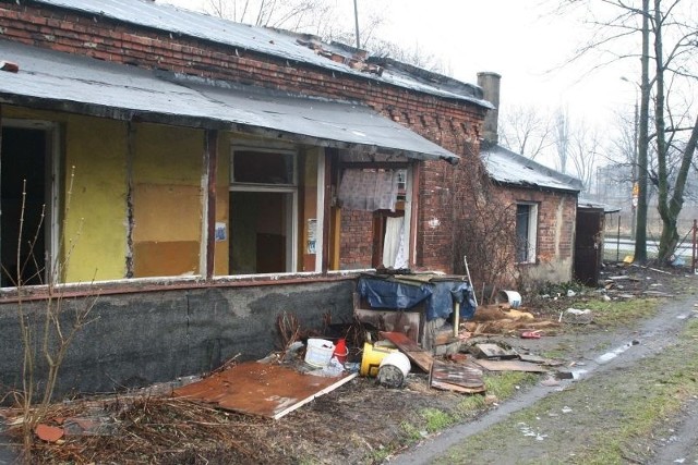 Opuszczone budynki, znajdujące się na zapomnianej działce przy ulicy Beliny Prażmowskiego, zostały doszczętnie zrujnowane.