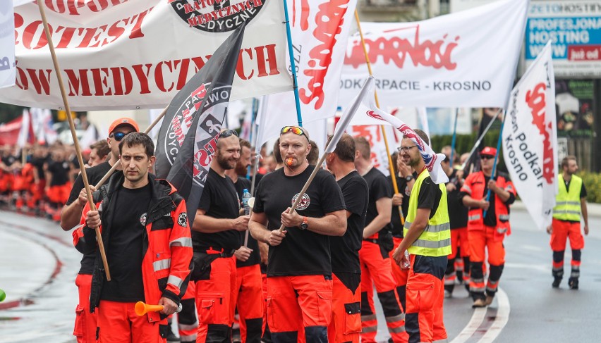 Ratownicy medyczni protestują w Rezszowie.