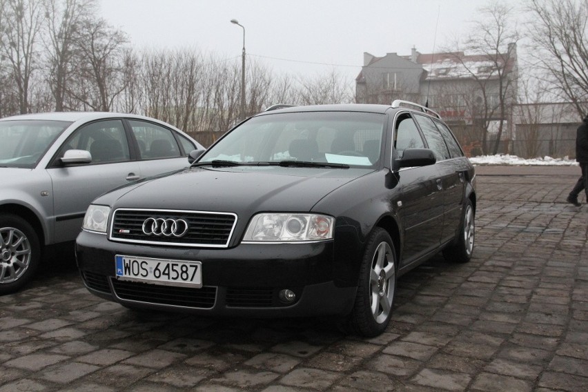 Audi A4, 2002 r., 2,4 + gaz, 17 tys. zł;