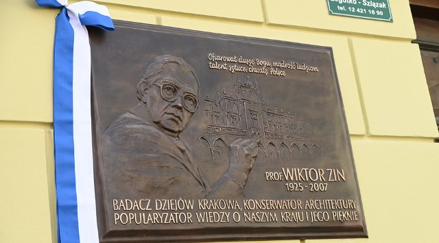 Tablicę upamiętniającą prof. Wiktora Zina odsłonięto przy ul. Siennej w Krakowie.