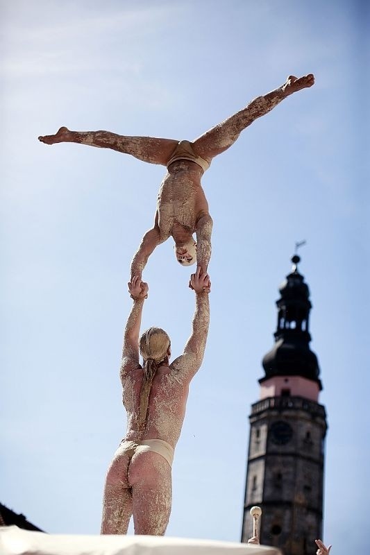 Glinoludy paradują po Bolesławcu (ZDJĘCIA)