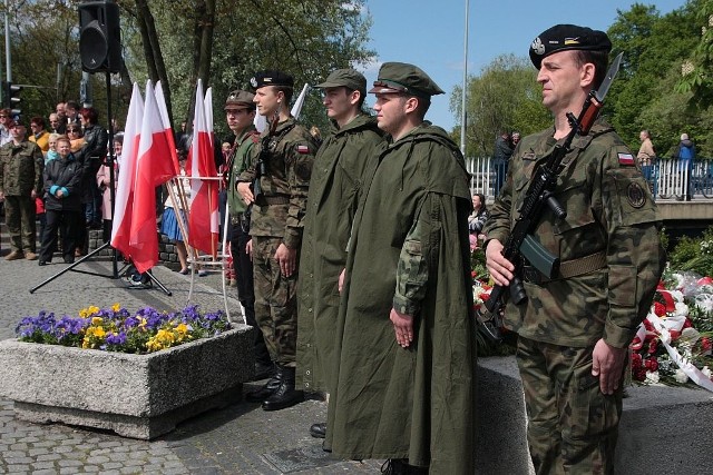 Wartę przed pomnikiem pełnili harcerze i żołnierze.