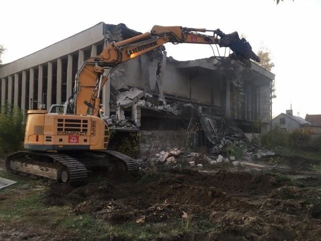 Rozbiórka budynku kinoteatru w Białobrzegach już się rozpoczęła. Do końca roku po żelbetowej konstrukcji nie będzie już śladu.