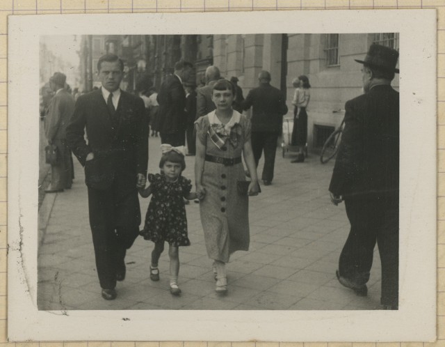 Sylwia Dullin z mamą Eleonorą i tatą Edmundem na spacerze przed Dworem Artusa w 1935 roku.
