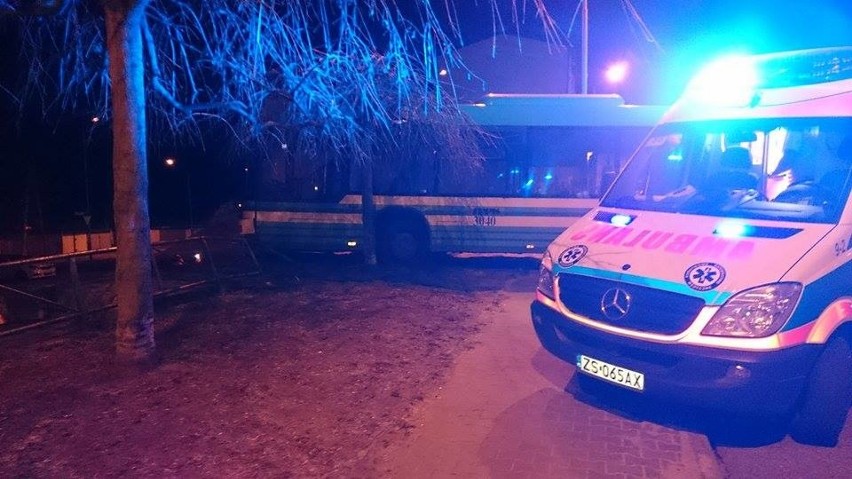 Wypadek w Policach. Autobus uderzył w barierkę