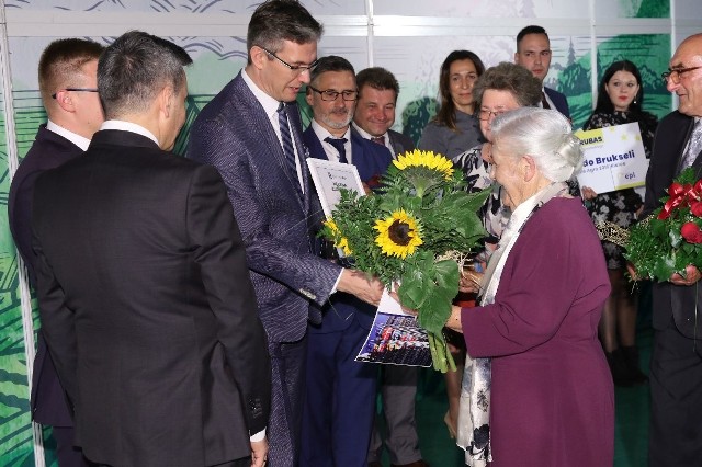 Redakcja Echa Dnia postanowiła nagrodzić panią Helenę Kurowską z Kleczanowa w gminie Obrazów za wyjątkowe zaangażowanie i wieloletnia pracę  na rzecz regionu  specjalnym wyróżnieniem, co przysporzyło laureatce wzruszeń.