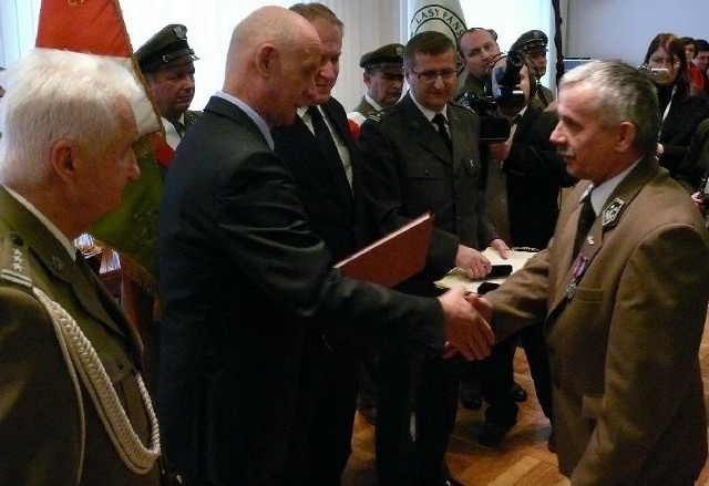Starosta włoszczowski Zbigniew Matyśkiewicz (z prawej) został odznaczony medalem Pro Memoria w Ministerstwie Środowiska w Warszawie.