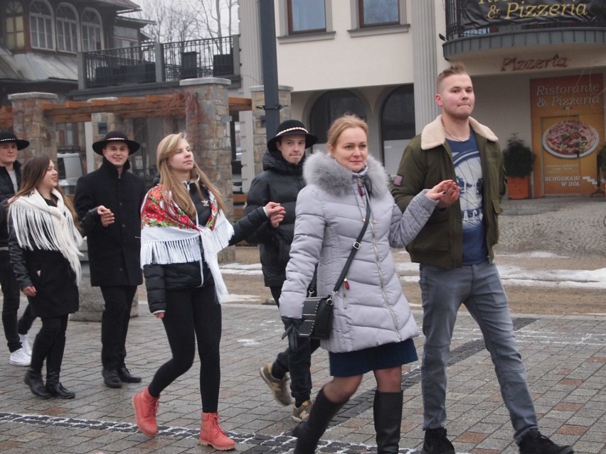 Zakopane. Maturzyści zatańczyli poloneza na Krupówkach [ZDJĘCIA,WIDEO]