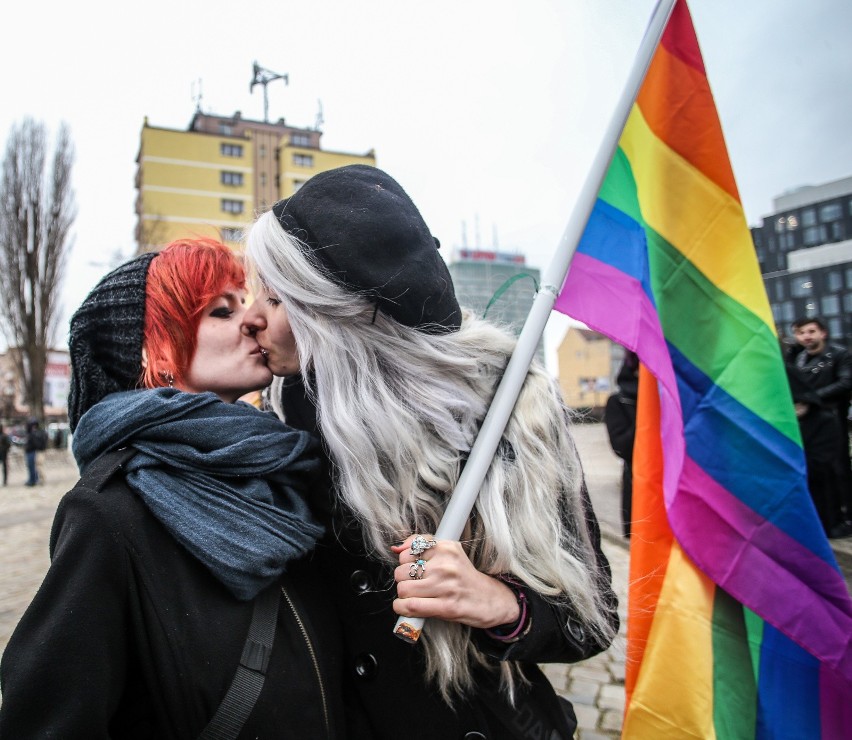 Organizacje gejów i lesbijek twierdzą, że w Polsce jest...