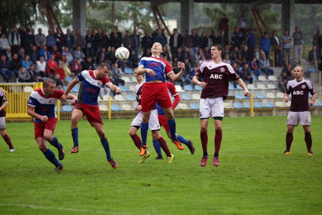 W spotkaniu 3. kolejki IV ligi, Gryf Słupsk zremisował z Kaszubią Kościerzyna 2:2 (0:2).