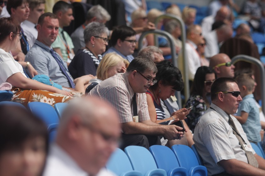 Kongres Świadków Jehowy na Stadionie Śląskim. Dzień 1. Wierni w Chorzowie przez trzy dni będą brać udział w spotkaniach ZDJĘCIA