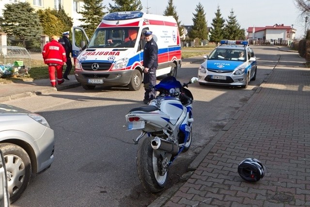Sceny rodem z filmu akcji rozegrały się w poniedziałek rano na drodze krajowej nr 11 w Ustroniu Morskim i w Sianożętach. Na wyjeżdżającego ze stacji paliw motocyklistę zwrócili uwagę policjanci drogówki.