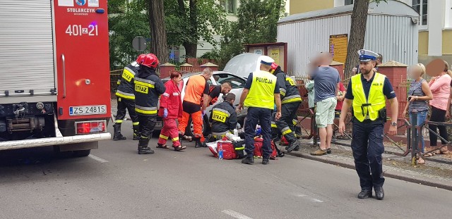 W czwartek około godz 18 na ul. Dworcowej w Białogardzie doszło do groźnie wyglądającego wypadku drogowego z udziałem jednego auta osobowego marki Opel.Na miejscu błyskawicznie pojawiły się służby ratunkowe. Jak udało nam się ustalić na miejscu zdarzenia, autem podróżowały dwie osoby, kobieta i mężczyzna. Jadąc od ul. 1 Maja w kierunku dworca PKP z dużą prędkością kierowca opla stracił panowanie nad  pojazdem w wyniku czego przebił barierki i zatrzymał się dopiero na ogrodzeniu. Zarówno kobieta jak i mężczyzna opuścili pojazd o własnych siłach.  Poszkodowana w tym zdarzeniu kobieta trafiła do szpitala, jej stan na chwilę obecną nie jest znany. Policja ustala kto z podróżującej autem pary kierował pojazdem w chwili zdarzenia.Zobacz także Białogard: wypadek na terenie opuszczonej fabryki. Chłopiec rozciął sobie tętnicę szkłem