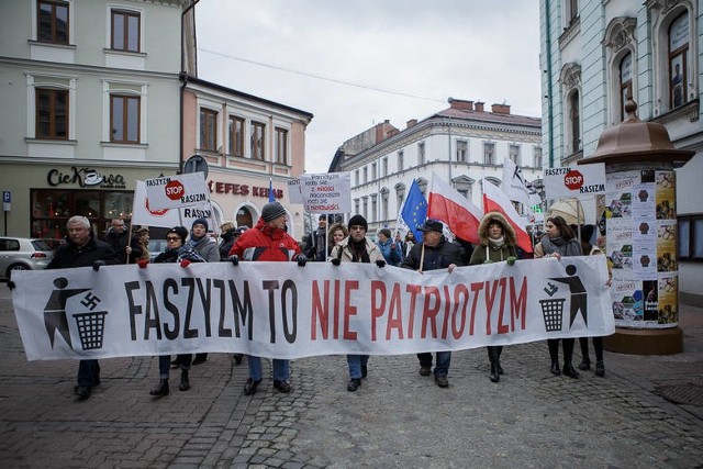 Antysemickie naklejki, nawoływanie do nienawiści na tle różnic narodowościowych czy wyzwiska. Stowarzyszenie Nigdy Więcej opublikowało najnowszy raport, dotyczący m.in. przestępstw popełnionych przez neofaszystów i skrajną prawicę oraz incydentów na tle rasistowskim, ksenofobicznym i aktów dyskryminacji na terenie Polski. Opisane są w nich przypadki zachowań, do których nigdy nie powinno dojść. Niestety wiele z nich miało miejsce w Małopolsce. Karygodne postawy m.in. kiboli czy skrajnej prawicy zostały opisane w "Brunatnej Księdze" autorstwa stowarzyszenia, a my te relacje publikujemy pod kolejnymi zdjęciami w galerii. O wielu z tych przypadków pisaliśmy na łamach "Gazety Krakowskiej".