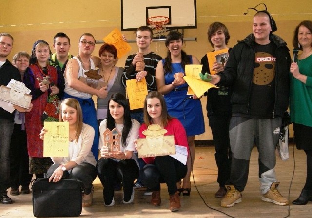 Laureaci Festiwalu Teatrów Klasowych w I Liceum Ogólnokształcącym w Starachowicach. 