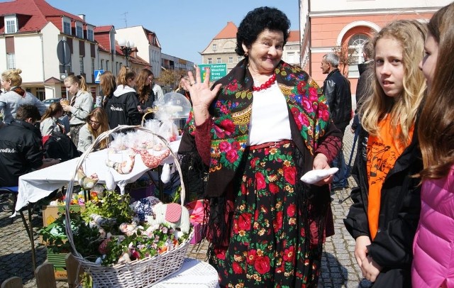 Po raz 15. na grodkowskim rynku w niedzielę zorganizowano Jarmark Wielkanocny. Zobaczcie zdjęcia z tej imprezy.