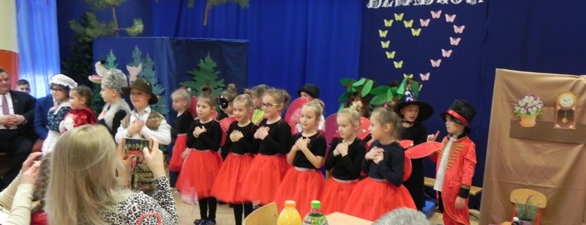 Dzieci z Mirowa przygotowały akademię z okazji Dnia Dziadka...
