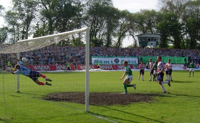 18 czerwca 2006 roku. Radomiak w barażowym rewanżu podejmował u siebie Odrę Opole. W pierwszym meczu na wyjeździe był remis 1:1. W rewanżu zieloni byli faworytem. Tu również mecz zakończył się remisem 1:1 i doszło do rzutów karnych. Kapitalna atmosfera, nadkomplet publiczności i potem...ogromna rozpacz. Najpierw Dariusz Rysiewski trafił w słupek, a potem Bułgar Swetosław Byrkaniczkow próbował naśladować legendarnego Panenke i strzelił za lekko. Zakpił z kibiców. Mimo, że w szatni popłakał się, to kibice do dziś mówią o tym, że niektórzy zawodnicy starali się w tym meczu...jakby trochę mniej. Po tym meczu Radomiak spadł do III ligi. Mija 14 lat. Dziś wieczorem w meczu I ligi Radomiak ponownie zagra z Odrą  Opole. Rzutów karnych nie będzie, ale emocji powinny być również dużo. Radomiak Radom - Odra Opole 1:1 (1:1)Zbigniew Wachowicz 37' - Łukasz Ganowicz 18'karne: 0-0 Rogowski (obroniony), 1-0 Nykiel, 1-1 Surowiak, 2-1 Wachowicz, 2-2 Tracz, 2-2 Rysiewski (słupek), 2-3 Filipczak, 2-3 Byrkaniczkow (nad poprzeczką), 2-4 PlewniaRadomiak Radom: 1. Tomasz Borkowski ? 20. Mikołaj Skórnicki, 8. Piotr Duda, 22. Przemysław Michalski, 16. Zbigniew Wachowicz - 19. Artur Błażejewski (69, 17. Dariusz Rysiewski), 5. Rafał Piętka, 21. Jacek Kacprzak (97, 10. Swetosław Byrkaniczkow), 2. Krzysztof Nykiel ? 9. Piotr Uss, 23. Maxwell Kalu (64, 11. Daniel Barzyński). Wszystkie zdjęcia dzięki uprzejmości portalu TylkoRadomiak.plKLIKNIJ W PRAWO, ABY ZOBACZYĆ NASTĘPNE ZDJĘCIA ========>>>>>