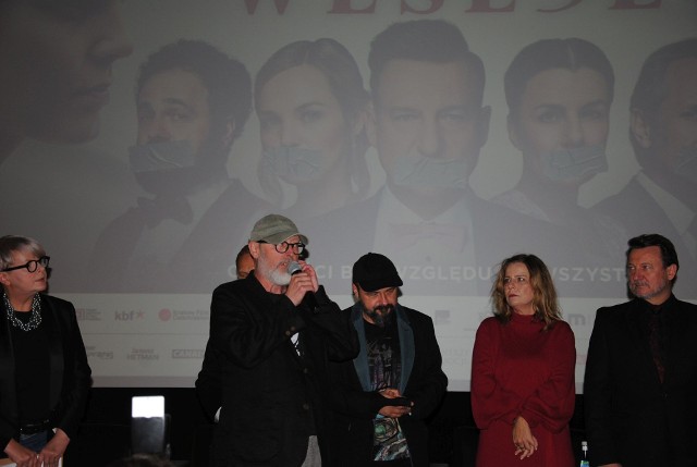 W bydgoskim kinie Helios w poniedziałek (4 października) odbyła się prapremiera filmu "Wesele" (2021) Wojciecha Smarzowskiego. Po seansie zaproszeni goście bawili się na uroczystej kolacji w hotelu "Bohema". fot. Bogumił Drogorób