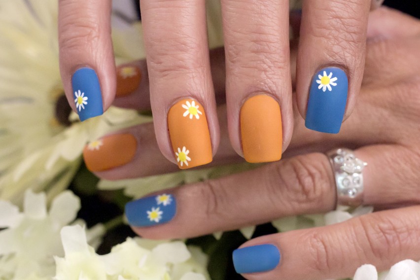 Flower nails to modny trend w stylizacji paznokci. Wykonanie...