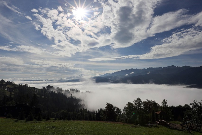 Widok z Butorowego Wierchu na chmury i mgły nad Zakopanem