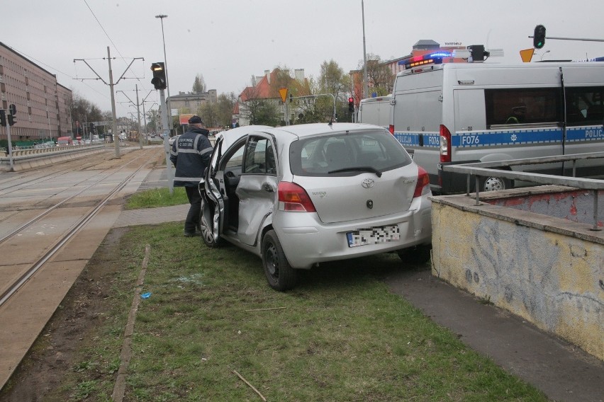 Samochód zderzył się z tramwajem na Żeromskiego. Dwie kobiety ranne [ZDJĘCIA]