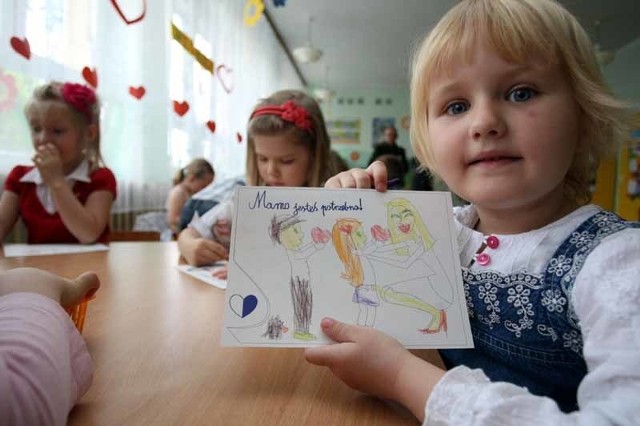 Takie laurki otrzymają dziś mamy od swoich pociech. Na drugiej stronie kartki napisane jest prozdrowotne przesłanie.