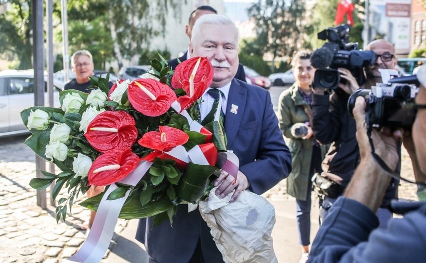 L. Wałęsa po złożeniu kwiatów pod stocznią: Nie o taką demokrację walczyłem [WIDEO, ZDJĘCIA]