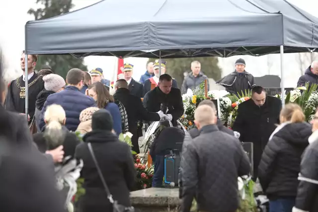 Dzisiaj w Sosnowcu odbył się pogrzeb radnego Pawła Wojtusiaka. Zmarłego żegnały tłumy.