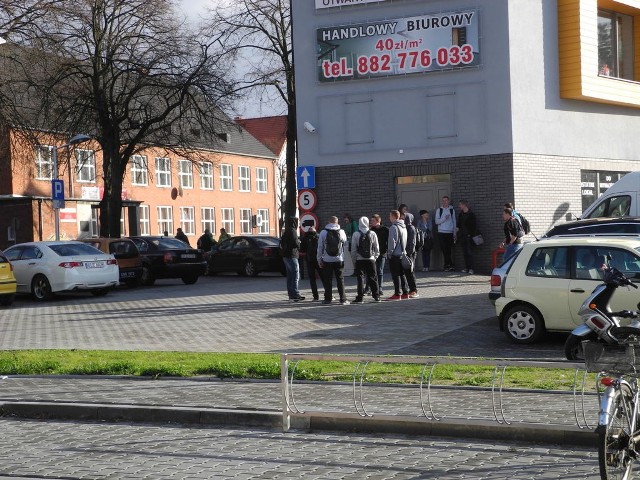 Uczniowie lęborskiego mechanika palą papierowy za centrum handlowym.