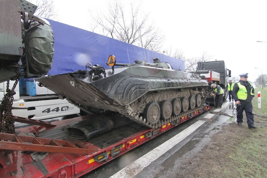 Wypadek pod Wrocławiem. Czołg spadł z lawety po zderzeniu dwóch ciężarówek (ZDJĘCIA)