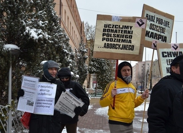 Feministki demonstrowały na ul. Piotrkowskiej.