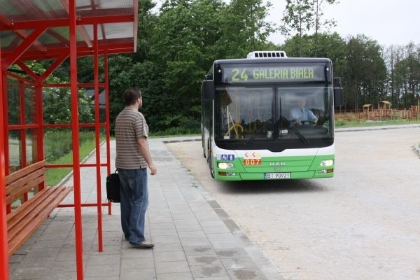 Wcześniej miałem przystanek pod blokiem. Teraz muszę chodzić półtora kilometra - mówi Piotr Bochenko.