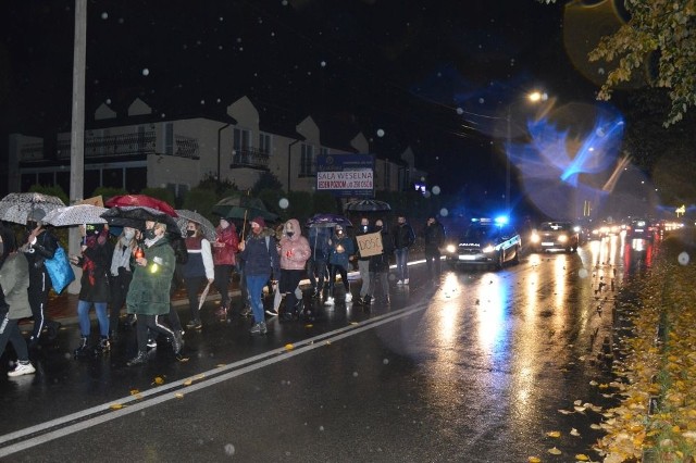 W piątek po południu już po raz czwarty mieszkańcy Suchedniowa protestowali przeciwko rządowi i zaostrzeniu prawa aborcyjnego. W asyście policji przeszli ulicami miasta. &lt;script async defer class=&quot;XlinkEmbedScript&quot;  data-width=&quot;640&quot; data-height=&quot;360&quot; data-url=&quot;//get.x-link.pl/b8b84d2e-7754-0191-9f20-93df02b90d64,d3f76f51-19b3-fc19-930a-06c40a98edb8,embed.html&quot; type=&quot;application/javascript&quot; src=&quot;//prodxnews1blob.blob.core.windows.net/cdn/js/xlink-i.js?v1&quot; &gt;&lt;/script&gt;W piątek o godzinie 18.30 w Suchedniowie rozpoczął się protest mieszkańc&oacute;w przeciwko rządowi i zaostrzeniu prawa aborcyjnego. Tym razem, być może r&oacute;wnież ze względu na niesprzyjającą aurę, uczestnik&oacute;w było znacznie mniej, niż ostatnio. Maszerowało około 50 os&oacute;b, w asyście dw&oacute;ch radiowoz&oacute;w. Wiele os&oacute;b niosło transparenty z karton&oacute;w. Wśr&oacute;d haseł były &quot;Dość&quot;, &quot;To jest wojna&quot;, &quot;Pis off&quot; czy &quot;Gdyby panowie rządzący zachodzili w ciążę, aborcja byłaby dostępna w każdej Żabce&quot;. Manifestujący skandowali między innymi &quot;Rewolucja jest kobietą&quot; i &quot;j... PiS&quot;. &gt;&gt;&gt; ZOBACZ WIĘCEJ NA KOLEJNYCH ZDJĘCIACH &lt;&lt;&lt;