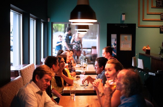 Krakowska gastronomia umiera i mimo obowiązujących zakazów niektórzy właściciele restauracji czy kawiarni zdecydowali się obejść obowiązujące obostrzenia. Zgodnie z nimi jedzenie można serwować jedynie na wynos. Część lokali zdecydowała jednak o otwarciu swoich drzwi, klienci mogą skorzystać z ich usług przy stoliku. W sieci działa mapa, na której zaznaczane są kolejne punkty, które są otwierane mimo lockdownu. Zgodnie z ostatnią decyzją rządu został przedłużony do 14 lutego, później mają zapaść kolejne decyzje. Zobacz na kolejnych slajdach, posługując się klawiszami strzałek, myszką lub gestami >>>Zobacz na kolejnych slajdach, posługując się klawiszami strzałek, myszką lub gestami >>>LISTA OTWARTY LOKALI >>>