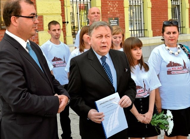 Prezentacji kandydata dokonał gdański poseł PiS Andrzej Jaworski podczas konferencji prasowej przed zabytkowym Ratuszem na Rynku.