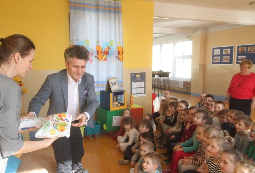 Senator Krzysztof Słoń czytał dzieciom w kieleckim przedszkolu [ZDJECIA]