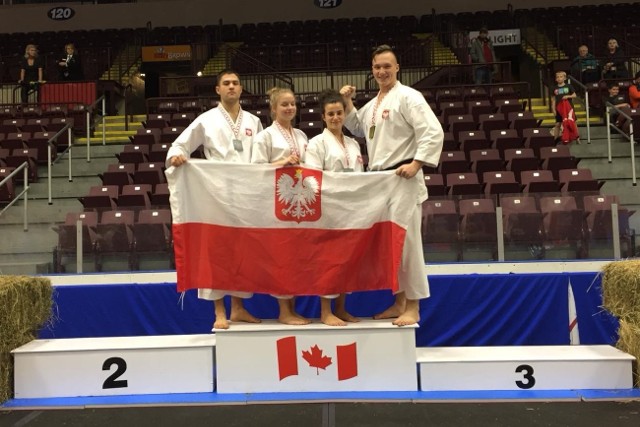 Nasi medaliści na podium od lewej: Stanisław Budecki, Marta Kopytowska, Katarzyna Łuszczyńska, Patryk Szymański