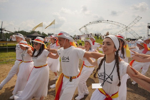 W sobotę, 1 czerwca, na Pola Lednickie przyjechały tysiące młodych osób z całej Polski. Zobacz, co dzieje się na Lednicy 2019. Przejdź dalej --->