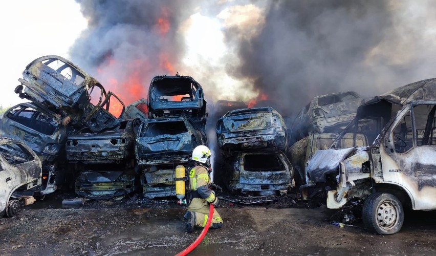 Pożar na stacji demontażu pojazdów w Stobnie