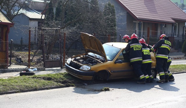 Strażacy wyciągnęli samochód, który wjechał w ogrodzenie domu przy ulicy Średniej w Radomiu.