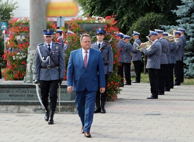 W Łapach odbył się w środę uroczysty apel z okazji obchodów 99. rocznicy powstania Policji Państwowej. Mundurowi otrzymali awanse na wyższe stopnie służbowe. W uroczystości udział wzięli między innymi: Sekretarz Stanu w Ministerstwie Spraw Wewnętrznych i Administracji Jarosław Zieliński, Zastępca Komendanta Głównego Policji nadinspektor Jan Lach, Arcybiskup Metropolita Gdański Sławoj Leszek Głódź, Biskup Pomocniczy Diecezji Łomżyńskiej ks. Bp Tadeusz Bronakowski, Komendant Wojewódzki Policji w Białymstoku nadinspektor Daniel Kołnierowicz wraz z Zastępcami, a także zaproszeni goście i mieszkańcy.