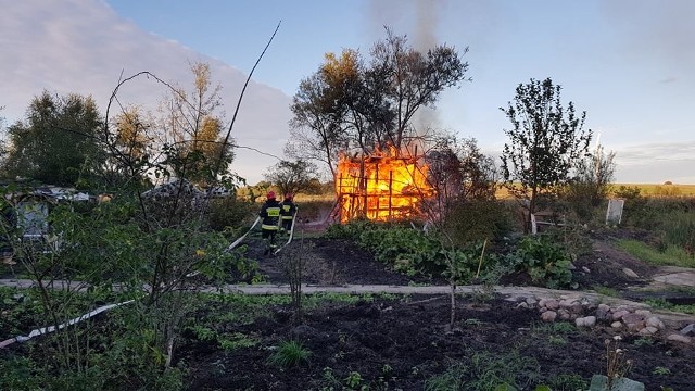 W sobotę około godz 17:30 na terenie ogrodów działkowych przy ul. Mestwina w Białogardzie doszło do wybuchu turystycznej butli z gazem wewnątrz działkowej altanki. W wyniku tego zdarzenia cała konstrukcja natychmiast stanęła w płomieniach. Mimo błyskawicznej reakcji straży pożarnej nic nie udało się uratować. 