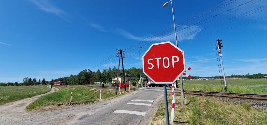 Przed przejazdem kolejowym ustawiony jest znak "stop"