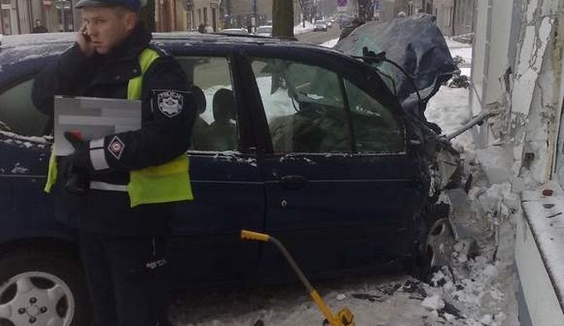 Samochodem wpadł do Biedronki. Jedna osoba nie żyje [FOTO]