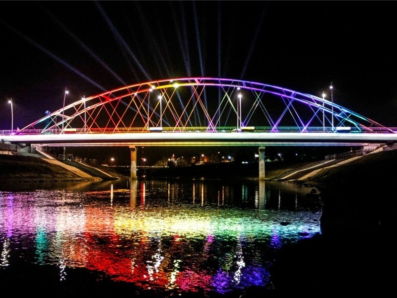 Kolorowy most już oświetlony. Zobacz jak wygląda [ZDJĘCIA]